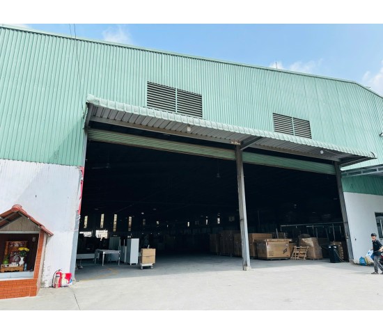 CHO THUÊ NHÀ XƯỞNG TÂN UYÊN BÌNH DƯƠNG CŨ HCM.CÓ LUÔN MÁY MÓC GỖ PHUN SƠN DT XƯỞNG 5.000m2